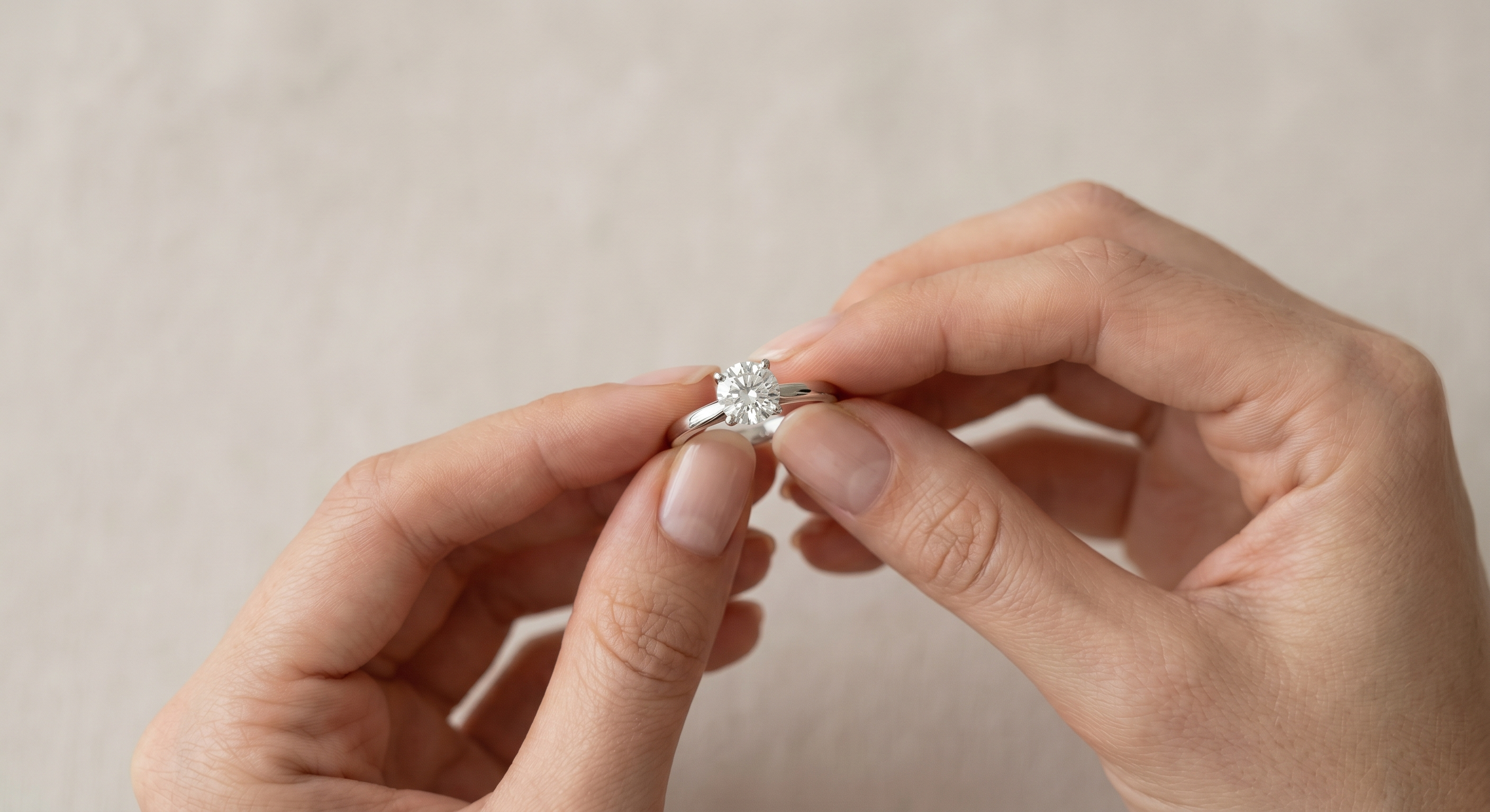 着用したまま重いものを持つと指輪が変形しやすい