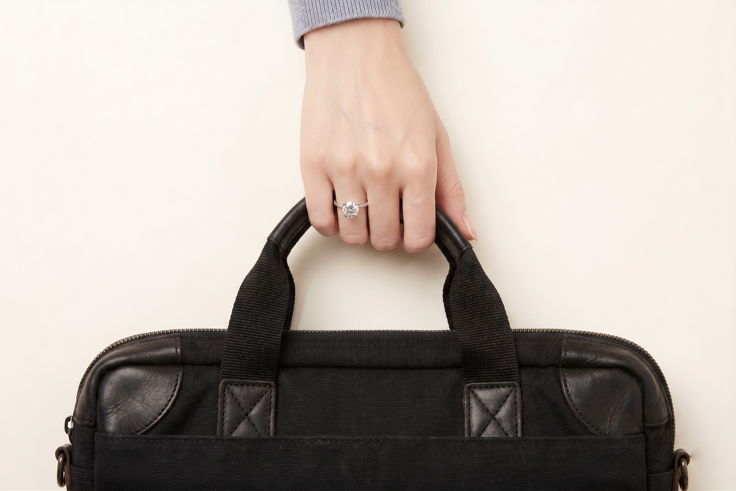 重い荷物を持つ前は指輪を外す